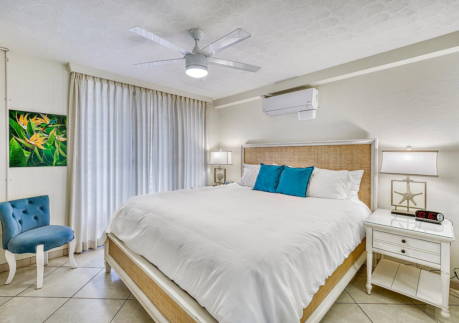 Punahoa Beach 201 - Direct Ocean Front, Beautiful Renovation, Split — Photo 4