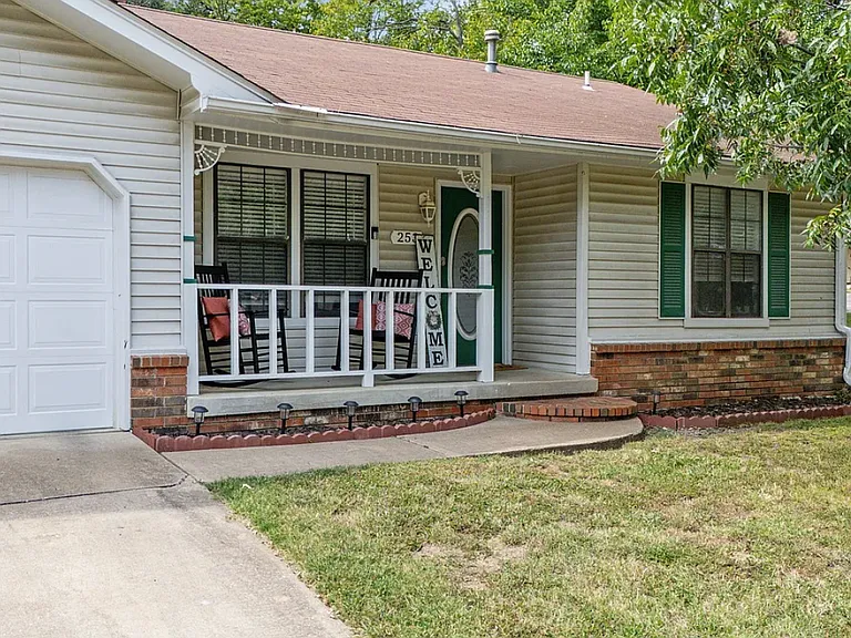 253 N Moore Ave — Photo 1
