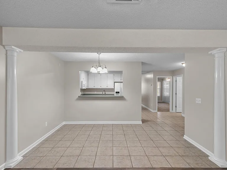 110 Creeke Ln — Photo 4