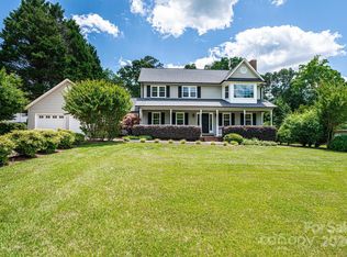 4044 Pinecrest Dr NE, Hickory, NC 28601