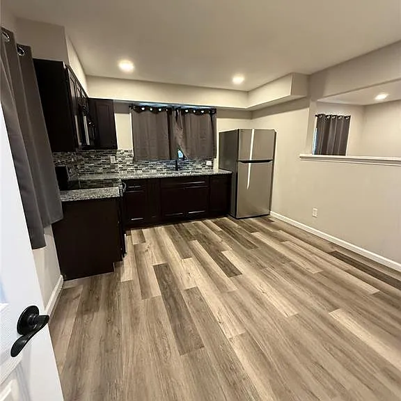 9827 Winkler Dr — Photo 3