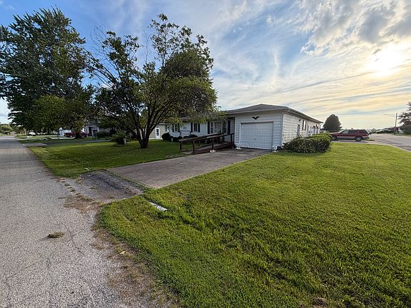 3rd image of 1301 S Willow Dr