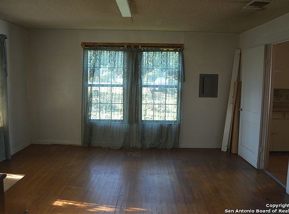 2nd image of 1422 Hillcrest Dr