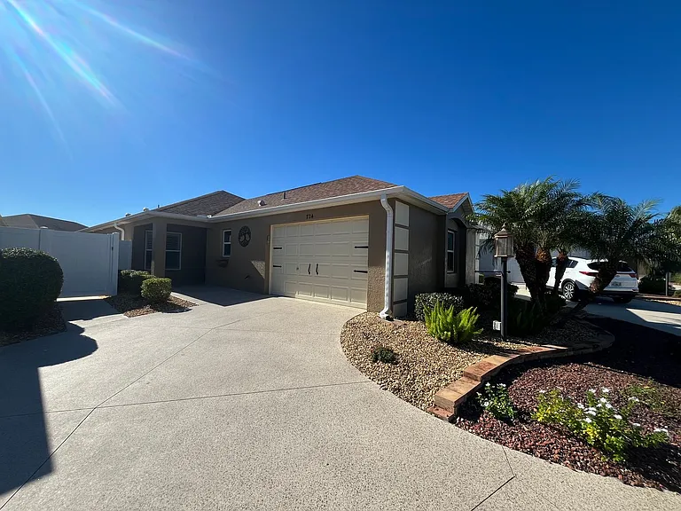 724 Yager Ln — Photo 2