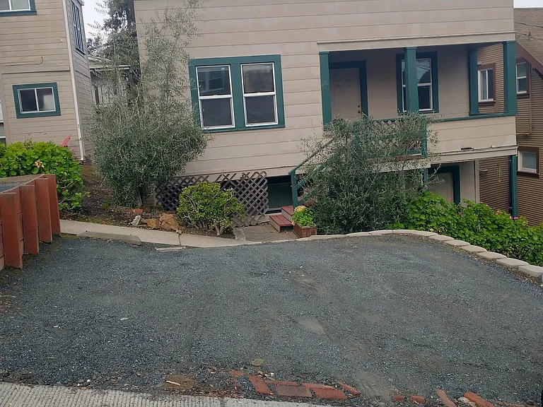 422 Bay St — Photo 2