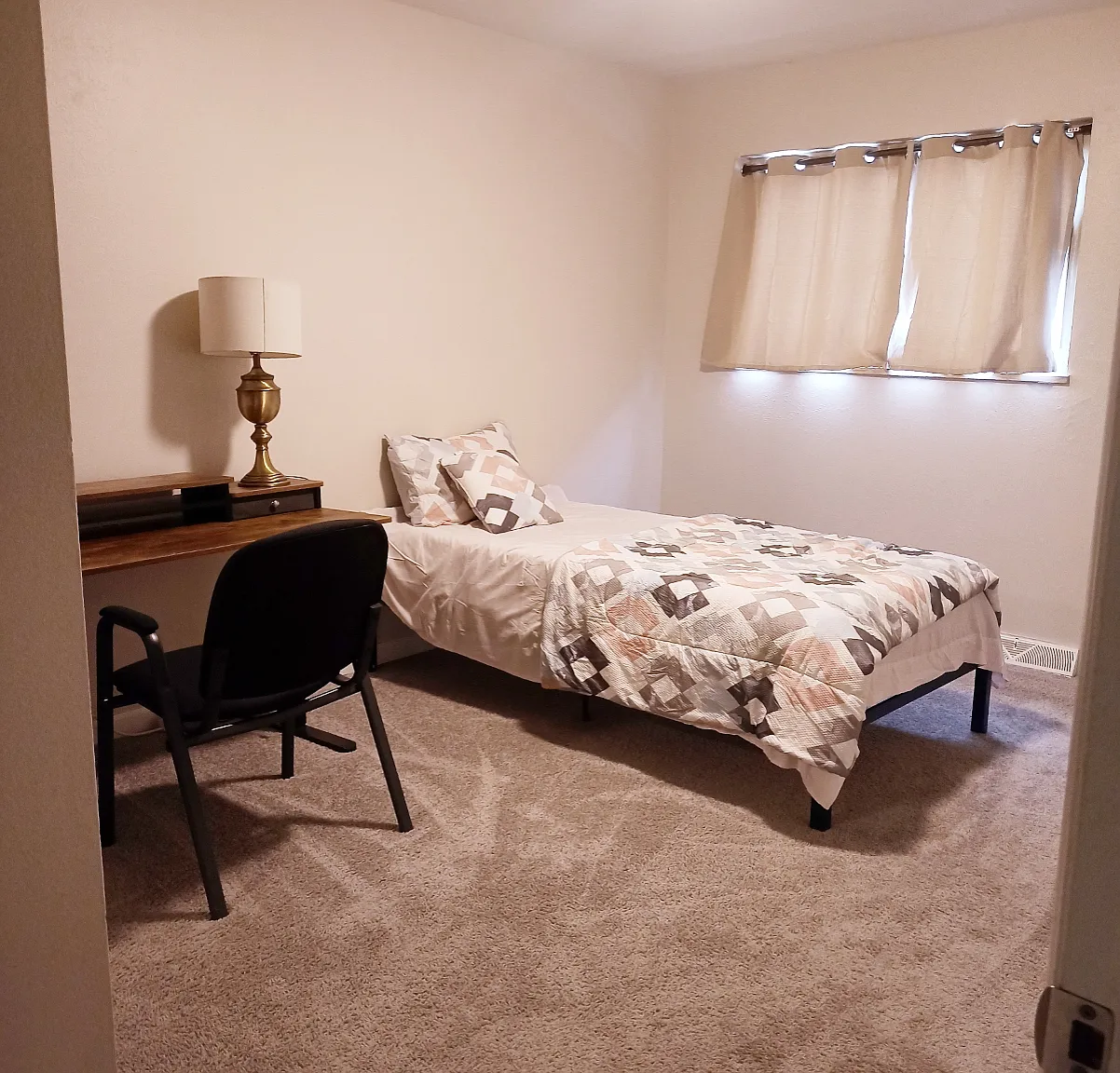 1 bed, 2019 sqft, $900 — Photo 2