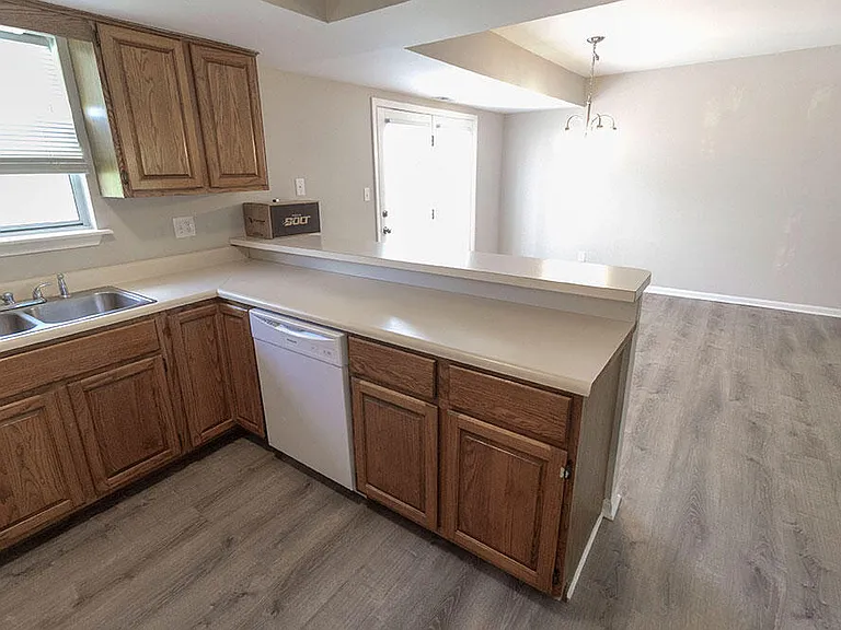 1915 Greenleaves Ct — Photo 10