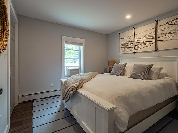 1st floor bedroom, Queen