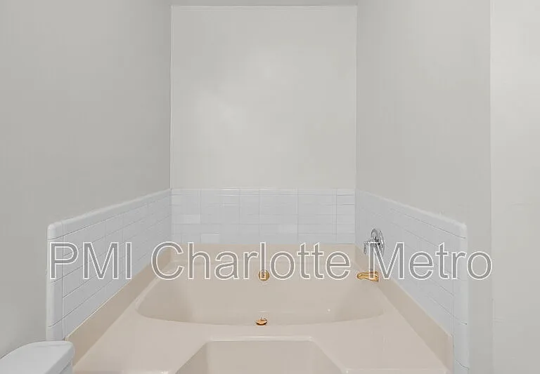 10800 Whittersham Dr — Photo 14