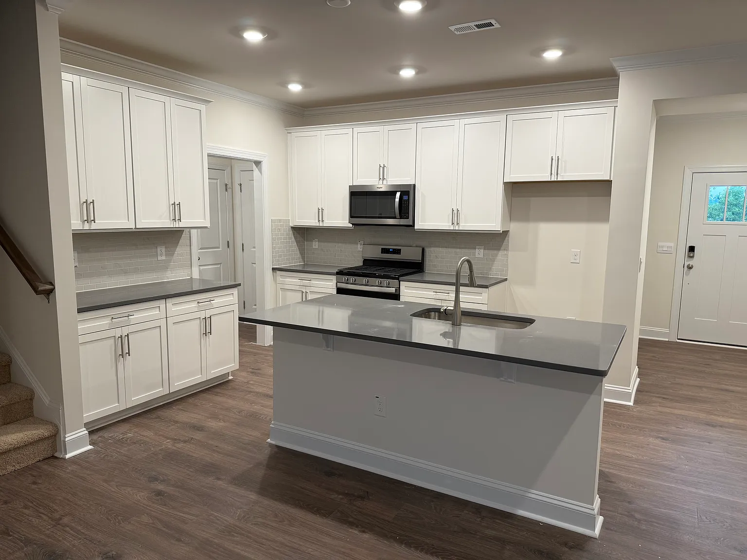 4 bed, 2439 sqft, $2,400 — Photo 3