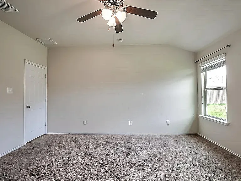 4 bed, 2010 sqft, $675 — Photo 2