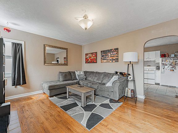 3rd image of 1717 E Keys Ave