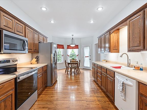 4th image of 33 Mansfield Dr