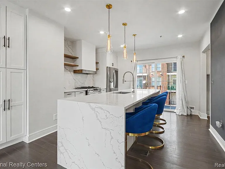 20304 Boardwalk Blvd — Photo 8