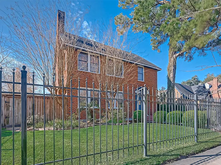 2412 Oakdale St — Photo 44
