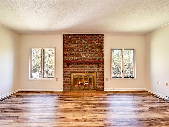 3rd image of 636 Tucker Hollow Rd