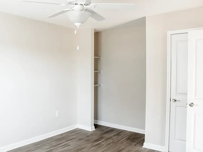 Oakdale Apartments — Photo 8