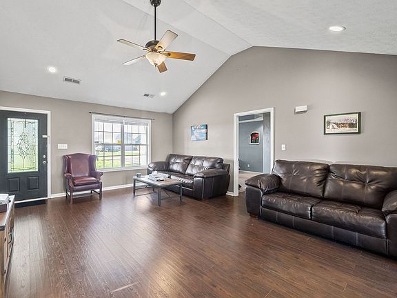 5th image of 1940 Loop Ln