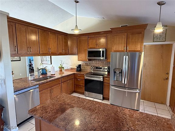 4th image of 628 SW 35th St