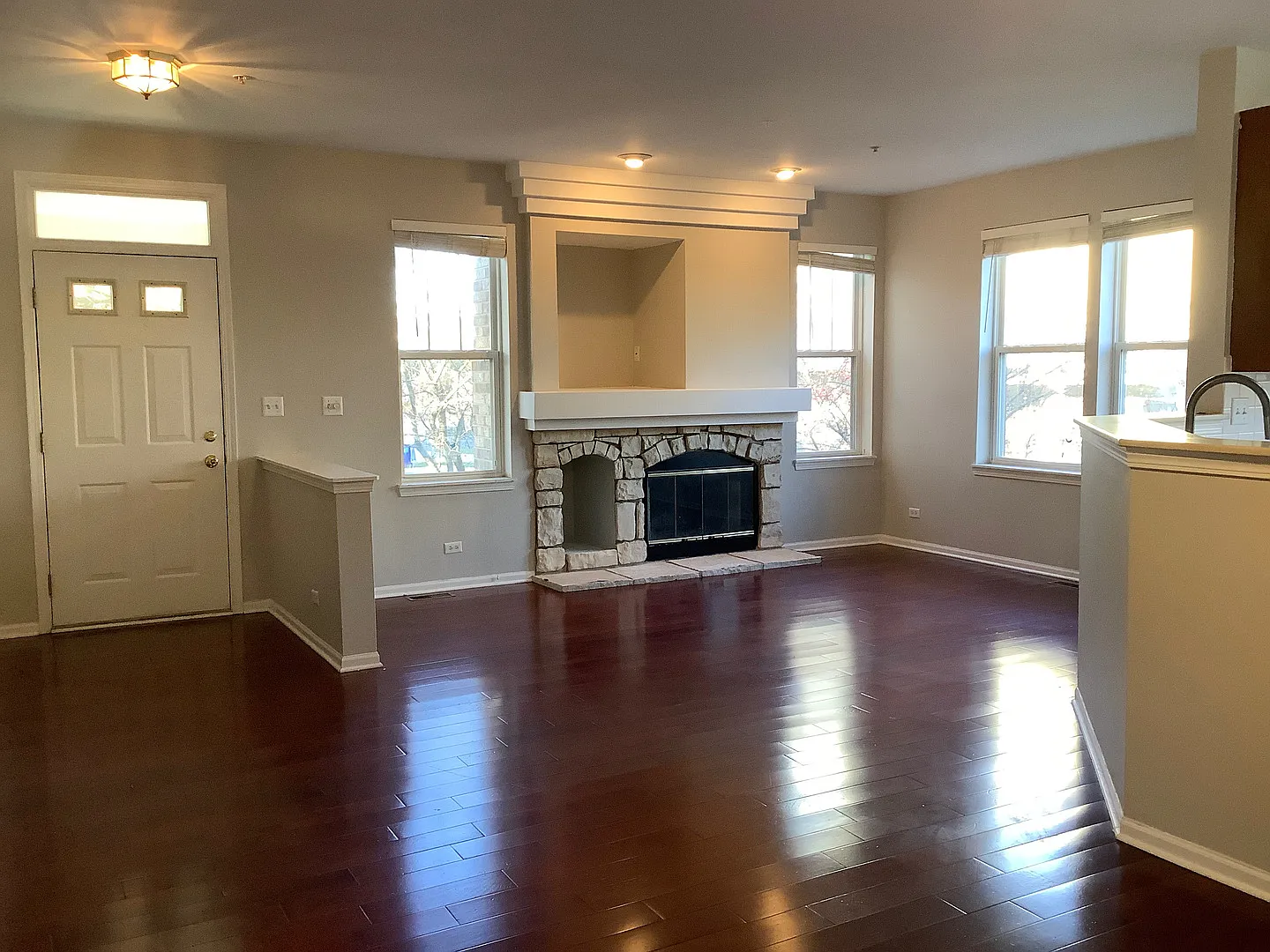 3 bed, 3.5 bath, 1843 sqft, $2,900 — Photo 2