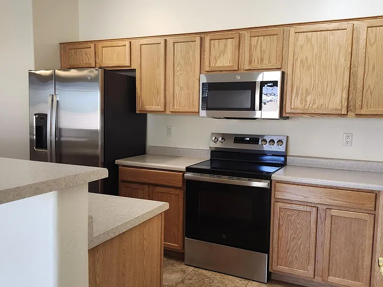 17938 W Port Royale Ln — Photo 6