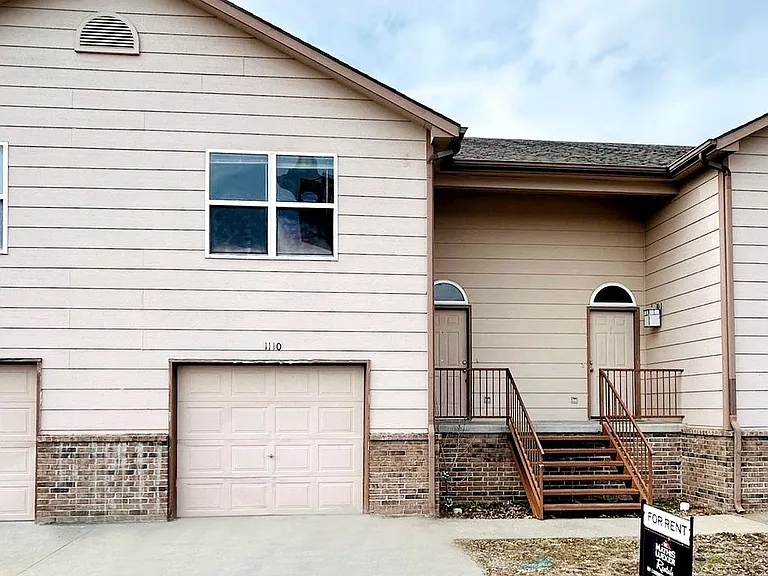 1110 Country Club Ln — Photo 1
