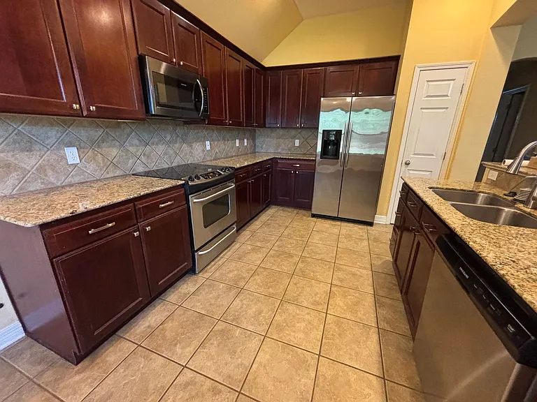 2218 Shumark Trl — Photo 2