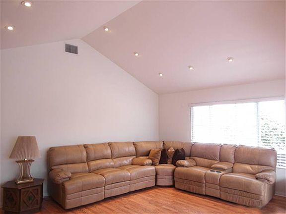 4th image of 4261 Moore St