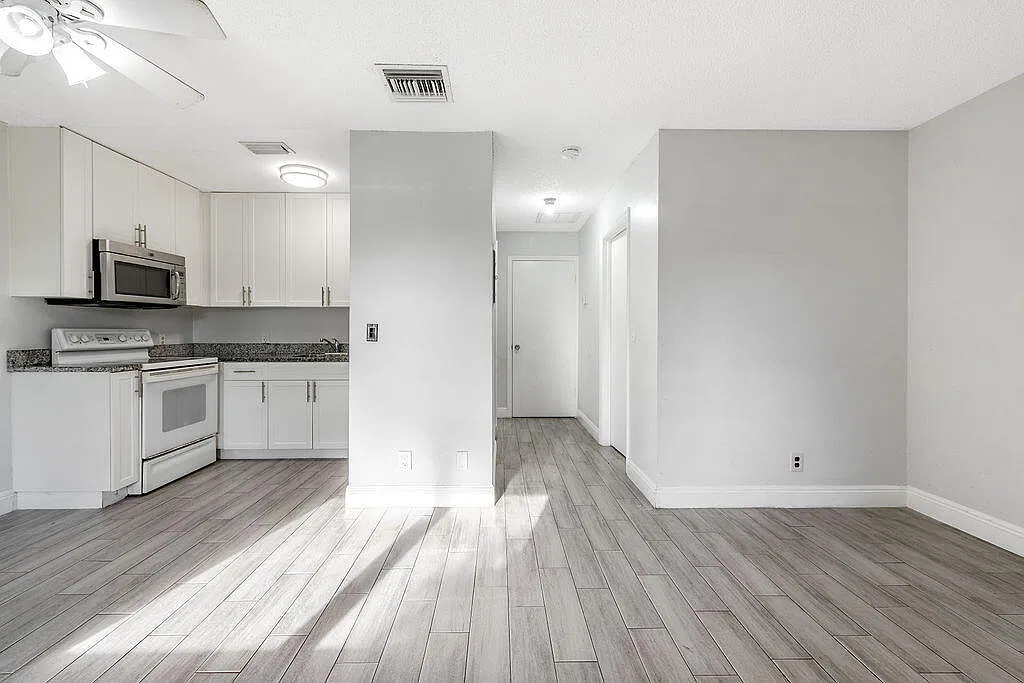 2 bed, 1.0 bath, 576 sqft, $1,800 — Photo 1