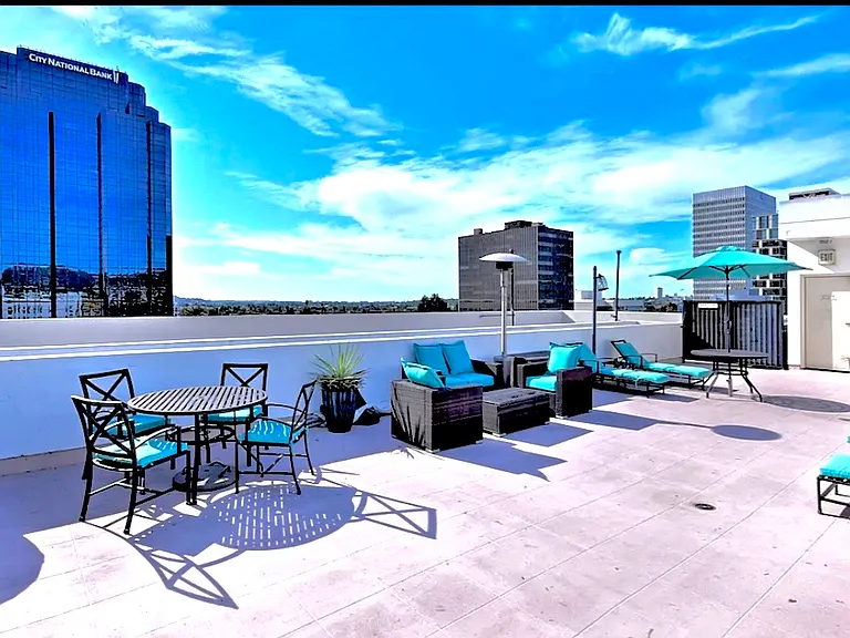 Rooftop with gorgeous views of Los Angekes