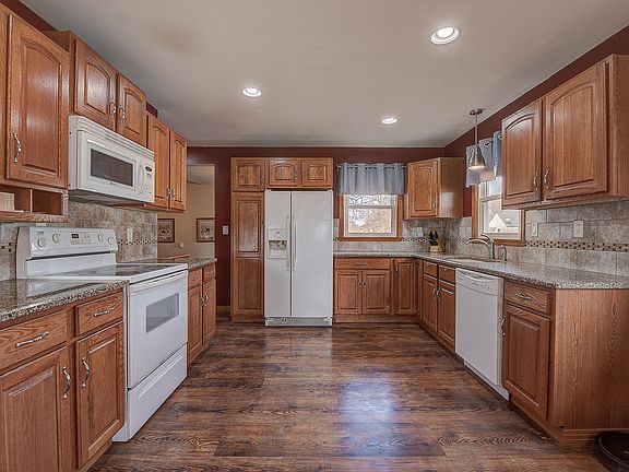4th image of 307 W 1st St