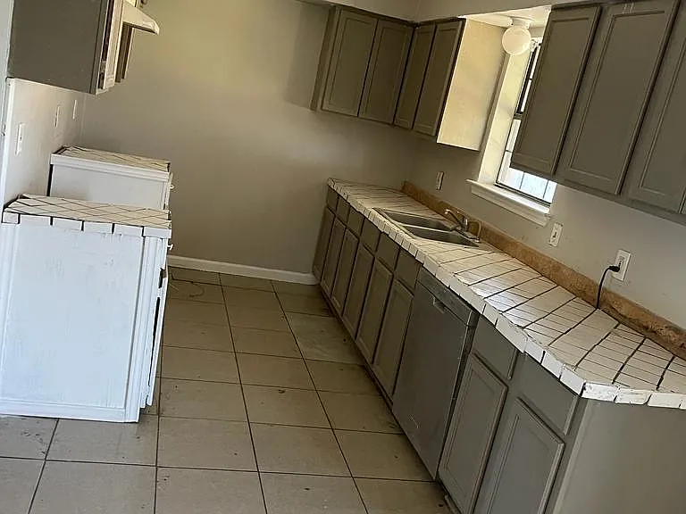 105 Gladys St — Photo 17