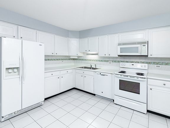 5th image of 8210 Elmwood St #210