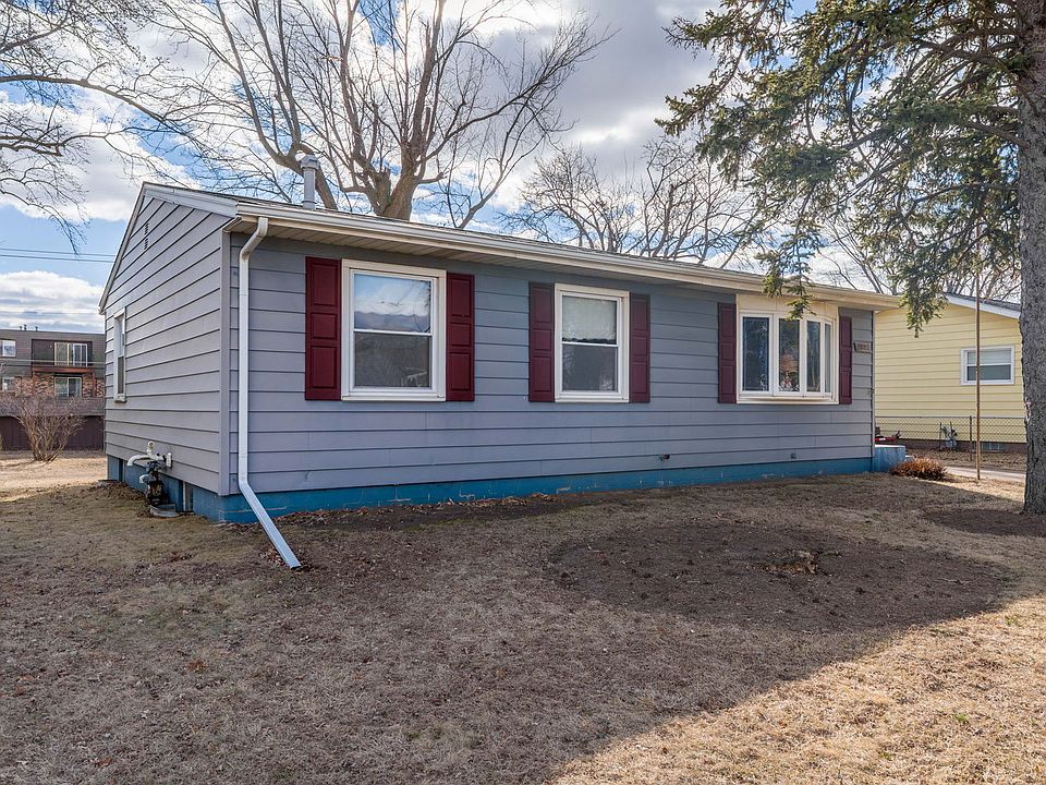 2827 W 13th St, Davenport, IA 52804 | Zillow