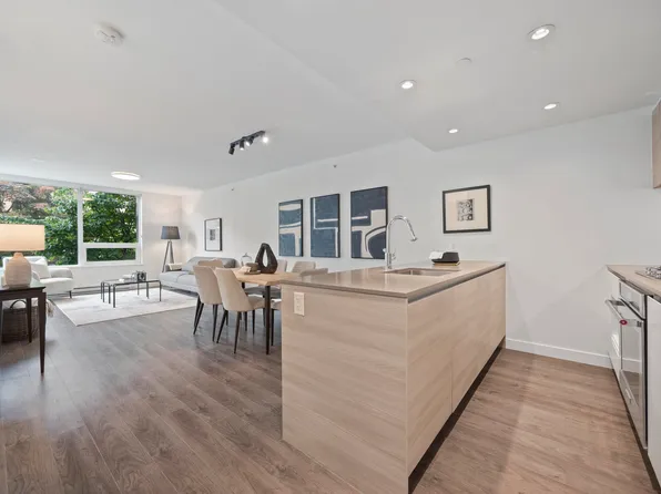 988 Quayside Dr #Townhouse 2, New Westminster, BC V3M 0L5