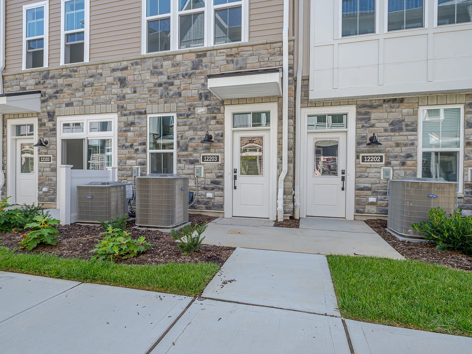 3 bed, 2.5 bath, 2142 sqft, $4,300 — Photo 1