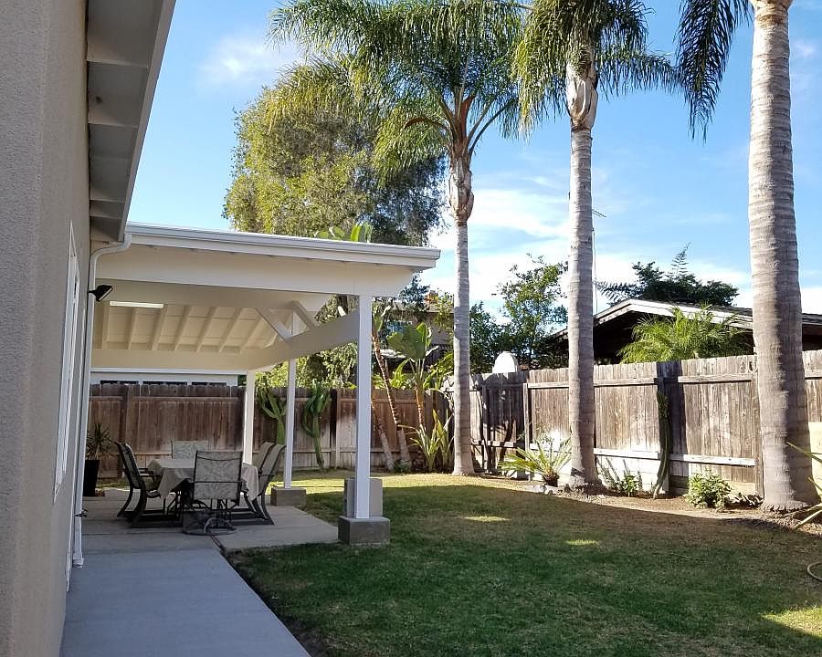 Covered patio w skylights