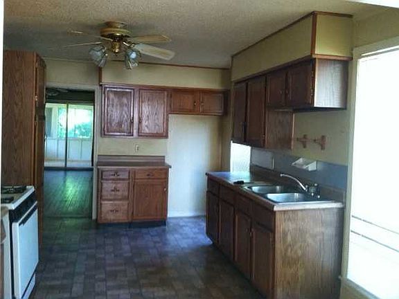 4th image of 2602 E Graham Dr