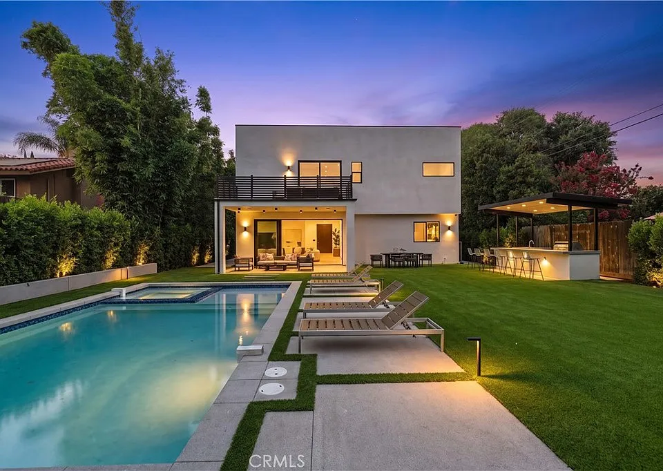 22816 Erwin St