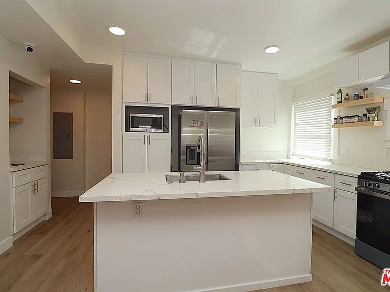 2739 S Budlong Ave — Photo 12