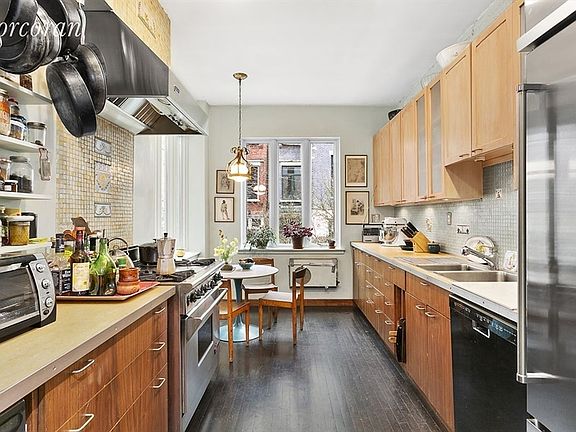 3rd image of 33 W 88th St