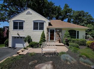 8 Hillside Ter, Montvale, NJ 07645