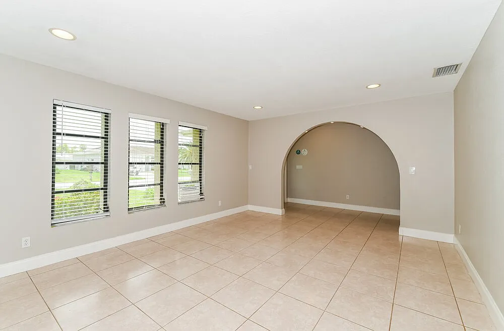 3 bed, 2.0 bath, 1954 sqft, $2,465 — Photo 4