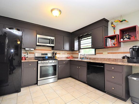 4th image of 71 Balsam Ave
