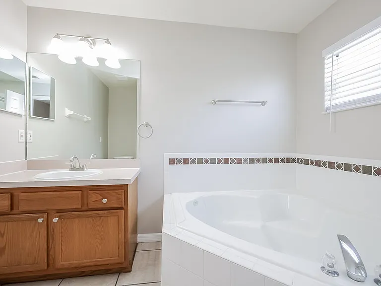 916 Alsace Dr — Photo 10