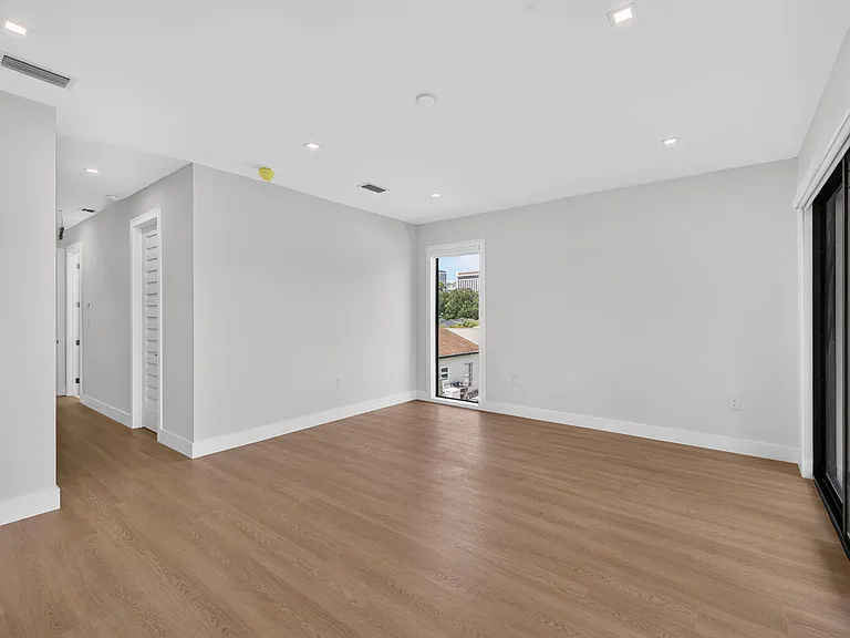 704 SW 9th St — Photo 50