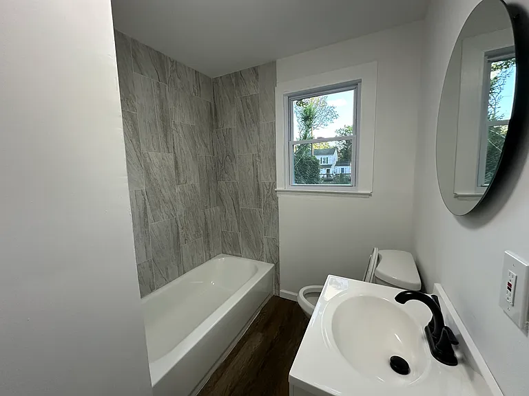 2052 Saxton Ave — Photo 10