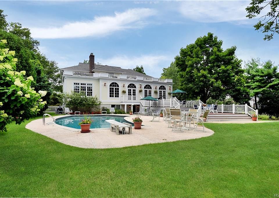 1st image of 8 Fairway Dr