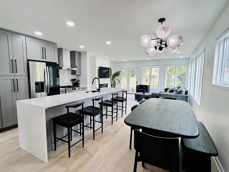 323 Gross St — Photo 2