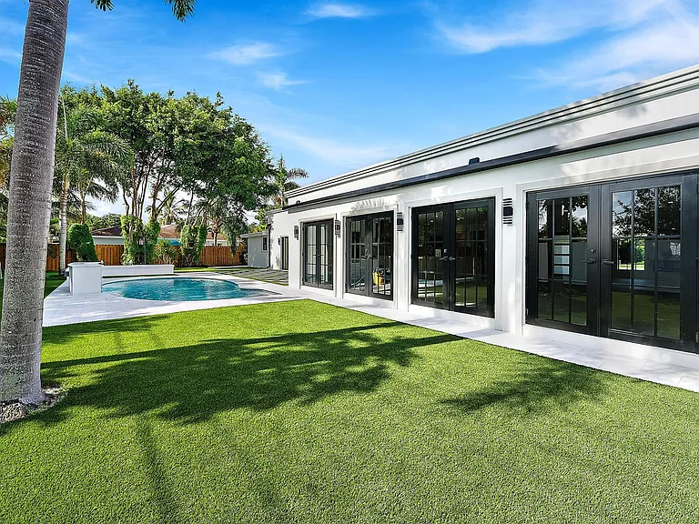 391 W Riverside Dr — Photo 18